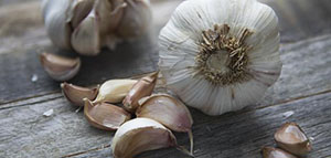 صورة: الثوم و كيفية إزالة رائحة الثوم من اليد[d]06