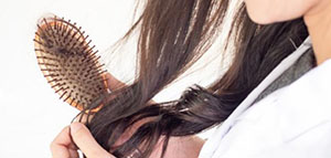 صورة: القشرة وتساقط الشعر و منع تساقط الشعر المتعلق بالقشرة