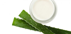 اتباع نظام غذائي صحي و استعمال ماسك الألوفيرا صورة: اتباع نظام غذائي صحي و استعمال ماسك الألوفيرا