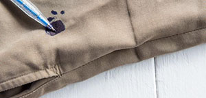 صورة: خطوات إزالة بقع الحبر عن الملابس و خطوات التخلص من الحبر الجاف عن الملابس