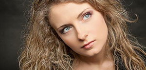 صورة: العناية بالشعر المجعد و وصفات طبيعية لترطيب الشعر المجعد