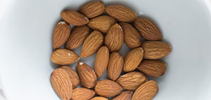 صورة: السكر و اللوز و الكركم و النعناع واللبن وطين الأرض