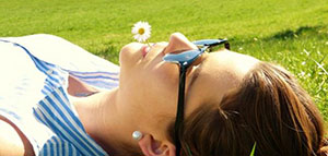 صورة: غسل البشرة بانتظام و استخدام كريم حماية من أشعة الشمس