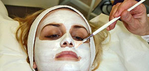 صورة: قناع بياض البيض لإزالة الرؤوس السوداء و بياض البيض والعسل لإزالة الرؤوس السوداء