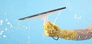 صورة: طرق تنظيف وتلميع الزجاج و معلومات مهمة لتنظيف الزجاج