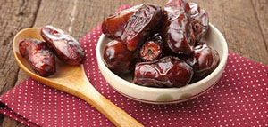 صورة: تناول أطعمة غنية بالسعرات الحرارية و تناول مشروبات غنية بالسعرات الحرارية