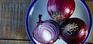 صورة: أضرار البصل للشعر و تحضير عصير البصل