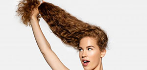 صورة: تجنب تجفيف الشعر بالمنشفة و زيت الخروع لعلاج نفشة الشعر