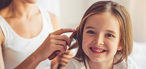 صورة: اتباع روتين جيد للعناية بالشعر و اتباع نظام غذائي صحي للشعر