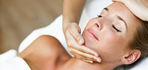 صورة: ماسك السكر البني و قناع الفراولة وبياض البيض والعسل والليمون