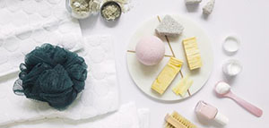 صورة: السكر والزيت و صودا الخبز والماء و عصير الليمون وماء الورد